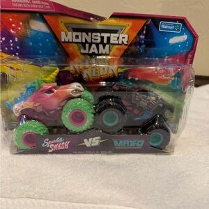 Monster Jam Truck SPARKLE SMASH vs MAX-D  1:64 Series 3 Nitro Neon 2023 Box Bent